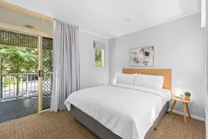500m walk to CBD. Kangaroo Point. Apartment + Pool - Image 3