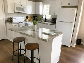 Cozy Renovated Little House Near Base & Fields - Image 2