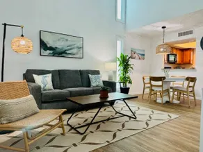 Walk to Beach / King Bed Loft/ Sleeps 4/ Parking - Image 2