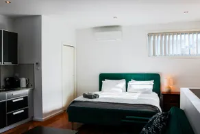 Edgewater Studio - Private & Spacious + King Bed - Image 4