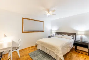 Prime Stay Minutes to UVillage/HuskyStadium/UW - Image 4