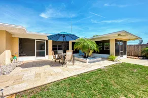 You get 2 homes! Beach house w/bonus guest house! - Image 5