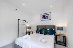 Modern 2 Bedroom Apartments Town Centre Camberley - Image 3