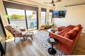 Crow's Nest Penthouse-Luxe Main Street Apartment - Image 1