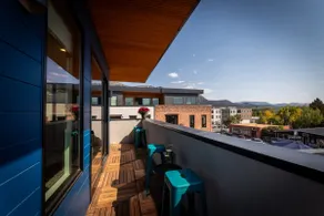 Crow's Nest Penthouse-Luxe Main Street Apartment - Image 2
