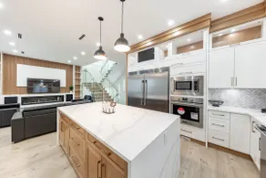 Brand New Luxe 5BR Home | Surrey | Sleeps 10+ - Image 4