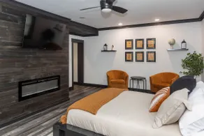 Spacious Suite ·Peaceful Deck ·WiFi ·Near Downtown - Image 2