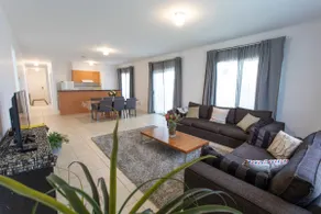 Huge family home 20 min to airport/close to shops - Image 3