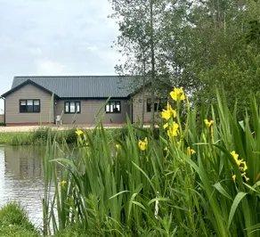 Lakeside Log Cabin - Image 3
