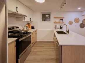 Cozy Designer Suite • Near DT | AC & Free Parking - Image 5