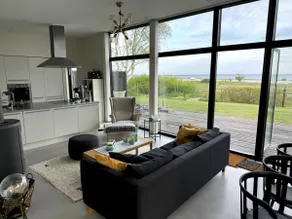 Bright and modern villa by the sea - Image 2