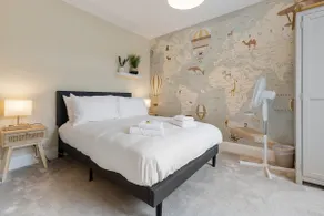 Stunning Home by Bishopthorpe Rd & York Racecourse - Image 2