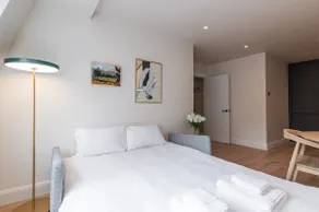 Newly Refurbished Designer Apt - Dream Location - Image 5