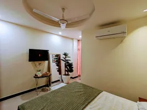 Sunlit Serenity:Nordic themed, selfcheck-in Bahria - Image 3