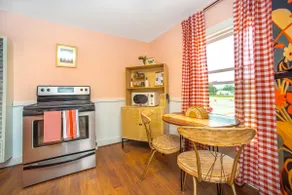 Charming Retro Apartment - Image 4