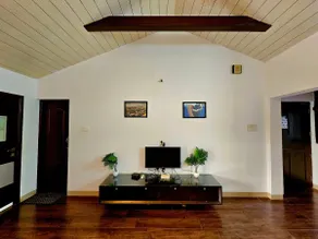 Beachfront Nest: Colva 1BHK, Pool View - Image 4