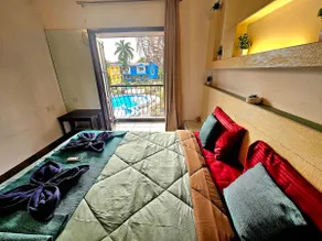 Beachfront Nest: Colva 1BHK, Pool View - Image 5