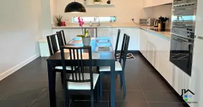 Expert Stays 3 Bed Luxury Flat ApartHotel - Image 2