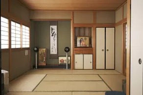 Traditional Japanese House near Okunoin Cemetery - Image 4