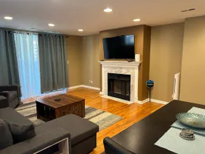 Spacious, one-level condo adjacent to Jackson Park - Image 2