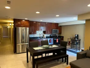 Spacious, one-level condo adjacent to Jackson Park - Image 3