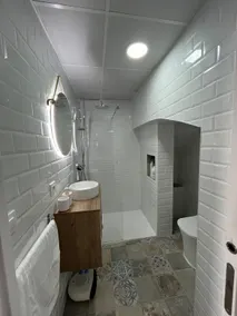 Excellent location, 2 bedrooms, parking 20 m away - Image 5