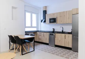 Excellent location, 2 bedrooms, parking 20 m away - Image 2