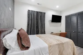 Stylish Cozy Boho • 10 Min to Downtown • Sleeps 5 - Image 4
