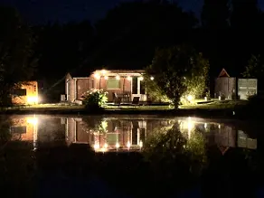 ”Le Rosie” Lakeside Cottage with Jacuzzi - Image 2