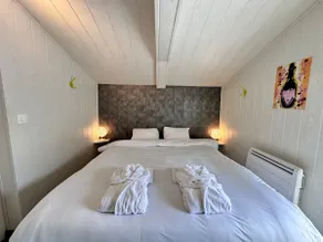 ”Le Rosie” Lakeside Cottage with Jacuzzi - Image 5