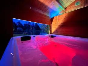 ”Le Rosie” Lakeside Cottage with Jacuzzi - Image 4