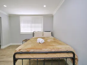 Luxury 4BR/Bath • 3 Master Suites • AC • 10 GB Wi-Fi - Image 4