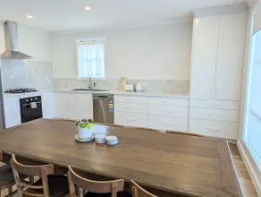Newly renovated 4 mins from beach and main street - Image 2