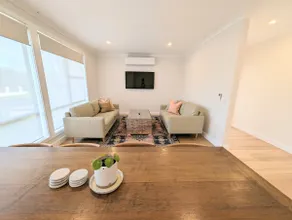 Newly renovated 4 mins from beach and main street - Image 5