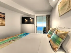 Sirocco Oceanfront Luxury Sub-Penthouse - Image 3