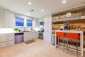 6 beds in comfy midcity cottage - Image 3
