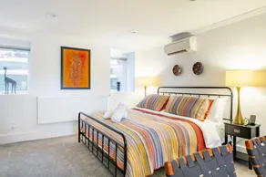 Private suite near lakes & shops - Image 3