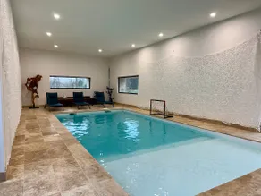 4-star estate with indoor pool & concierge - Image 2