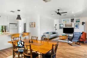 Contemporary Lakeside Stunner 3 bedrooms and jetty - Image 5