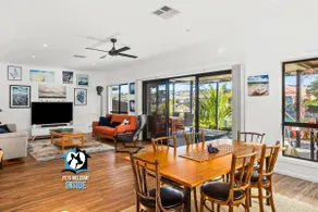 Contemporary Lakeside Stunner 3 bedrooms and jetty - Image 2
