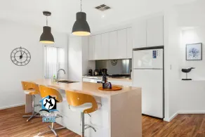 Contemporary Lakeside Stunner 3 bedrooms and jetty - Image 4
