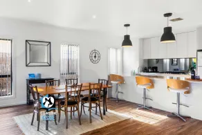 Contemporary Lakeside Stunner 3 bedrooms and jetty - Image 3