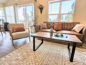 Spacious Family retreat w ocean view, pet-friendly - Image 3