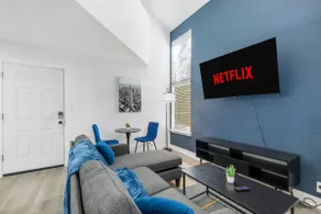 6 Min to Love Field – Cozy 2BR with Parking - Image 2