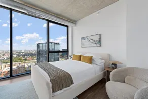 Top-Floor Oasis: 2BR in Heart of Fulton Market - Image 3