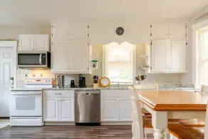 VIctorian House|Sleeps 10|Fenced|4BR|Full Kitchen - Image 3