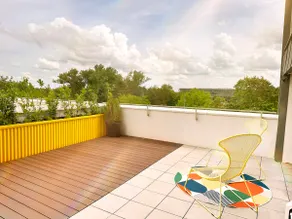 Ambient lounge with sundeck and free parking - Image 5