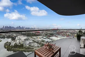 30% off Luxury Penhouse City View 2BR Pool & Gym - Image 4