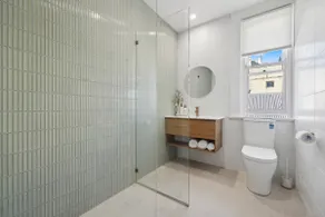 Executive-Style 2-Bed Apartment - Image 5