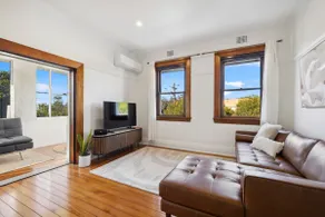 Executive-Style 2-Bed Apartment - Image 2